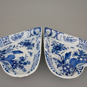 Een paar hartvormige blauw-witte Delftse rijsttafel schotels, eind 17e eeuw — foto 3