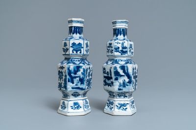 Een paar hexagonale Chinese blauw-witte vazen, Kangxi