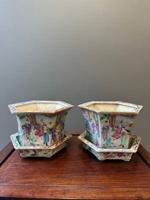 Een paar hexagonale Chinese Canton famille rose jardinières op onderschotels, 19e eeuw — foto 1