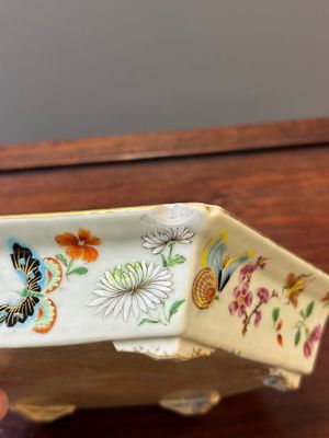 Een paar hexagonale Chinese Canton famille rose jardinières op onderschotels, 19e eeuw — foto 26