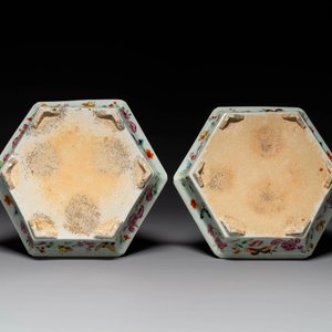 Een paar hexagonale Chinese Canton famille rose jardinières op onderschotels, 19e eeuw — foto 9