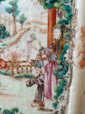 Een paar hexagonale Chinese Canton famille rose vazen met mandarijns decor, Qianlong — foto 15
