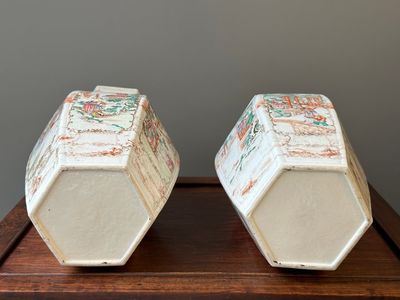 Een paar hexagonale Chinese Canton famille rose vazen met mandarijns decor, Qianlong — foto 25