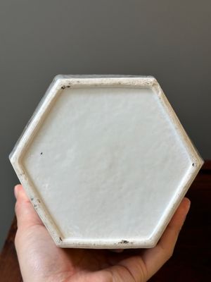 Een paar hexagonale Chinese Canton famille rose vazen met mandarijns decor, Qianlong — foto 26