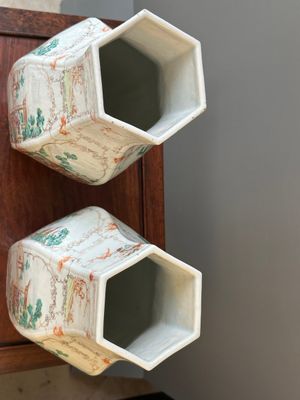 Een paar hexagonale Chinese Canton famille rose vazen met mandarijns decor, Qianlong — foto 6