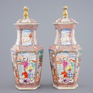 Een paar hexagonale Chinese famille rose dekselvazen met mandarijns decor, 18e eeuw — foto 1