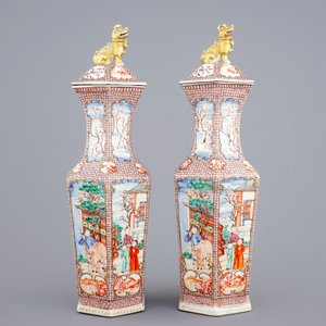 Een paar hexagonale Chinese famille rose dekselvazen met mandarijns decor, 18e eeuw — foto 4