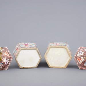 Een paar hexagonale Chinese famille rose dekselvazen met mandarijns decor, 18e eeuw — foto 6