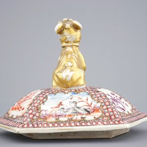 Een paar hexagonale Chinese famille rose dekselvazen met mandarijns decor, 18e eeuw — foto 8