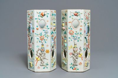 Een paar hexagonale Chinese famille rose hoedensteunen met reliëfdecor, 19e eeuw
