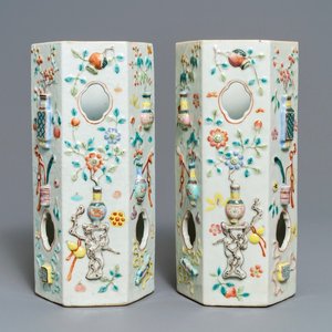 Een paar hexagonale Chinese famille rose hoedensteunen met reliëfdecor, 19e eeuw — foto 1