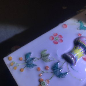 Een paar hexagonale Chinese famille rose hoedensteunen met reliëfdecor, 19e eeuw — foto 11