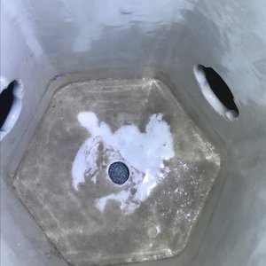 Een paar hexagonale Chinese famille rose hoedensteunen met reliëfdecor, 19e eeuw — foto 18