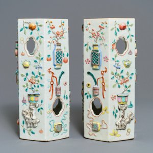 Een paar hexagonale Chinese famille rose hoedensteunen met reliëfdecor, 19e eeuw — foto 4