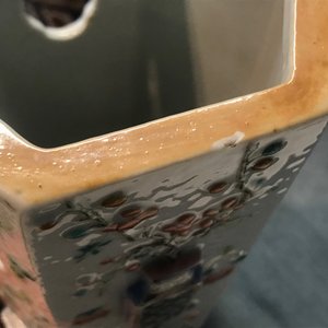 Een paar hexagonale Chinese famille rose hoedensteunen met reliëfdecor, 19e eeuw — foto 7