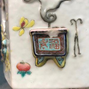 Een paar hexagonale Chinese famille rose hoedensteunen met reliëfdecor, 19e eeuw — foto 8