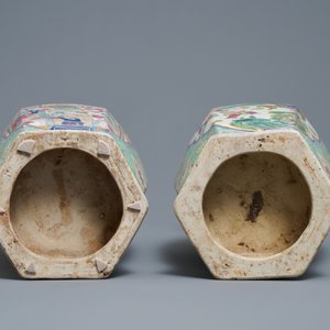 Een paar hexagonale Chinese famille rose vazen, 20e eeuw — foto 6