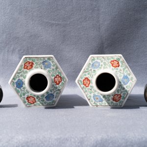 Een paar hexagonale Chinese famille verte theebussen, Kangxi — foto 11