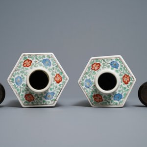 Een paar hexagonale Chinese famille verte theebussen, Kangxi — foto 5