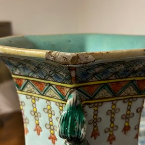 Een paar hexagonale Chinese famille verte vazen, 19e eeuw — foto 11