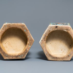 Een paar hexagonale Chinese famille verte vazen, 19e eeuw — foto 6