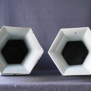 Een paar hexagonale Chinese qianjiang cai vazen met onsterfelijken, gesign. Wang Qi, gedat. 1918 — foto 11