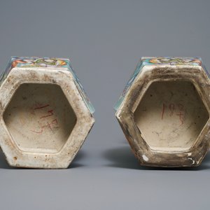 Een paar hexagonale Chinese qianjiang cai vazen met onsterfelijken, gesign. Wang Qi, gedat. 1918 — foto 6