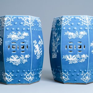 Een paar hexagonale Chinese tuinzitten met wit slipdecor op blauwe fondkleur, 19e eeuw — foto 1