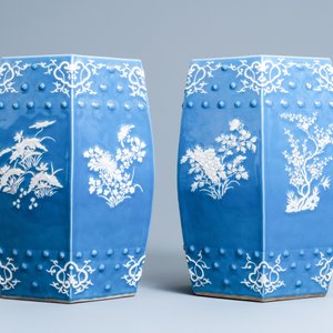 Een paar hexagonale Chinese tuinzitten met wit slipdecor op blauwe fondkleur, 19e eeuw — foto 2