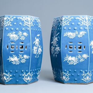 Een paar hexagonale Chinese tuinzitten met wit slipdecor op blauwe fondkleur, 19e eeuw — foto 3