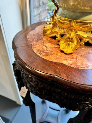 Een paar hoge Chinese gestoken houten sokkels met marmeren bladen, 19e eeuw — foto 5