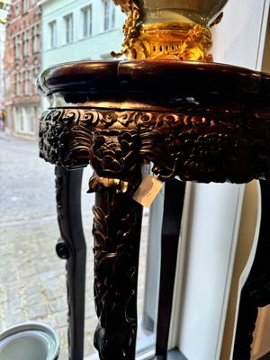 Een paar hoge Chinese gestoken houten sokkels met marmeren bladen, 19e eeuw — foto 6