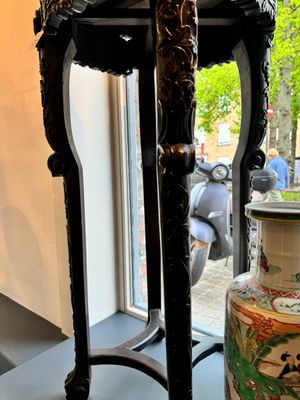 Een paar hoge Chinese gestoken houten sokkels met marmeren bladen, 19e eeuw — foto 10