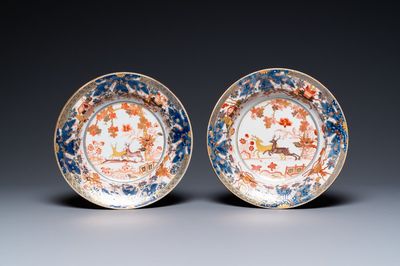Een paar Imari-stijl borden in ongeïdentificeerd Europees porselein, 18e eeuw