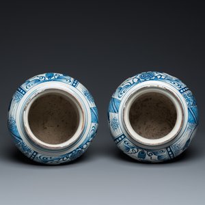 Een paar indrukwekkende blauw-witte Delftse chinoiserie vazen, ca. 1700 — foto 5