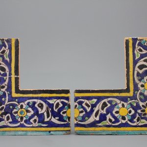Een paar Isfahan cuerda seca hoektegels, 18/19e — foto 1