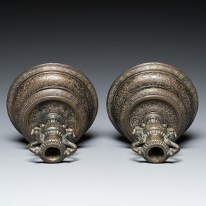 Een paar Italiaanse gegraveerde bronzen kandelaars, wellicht Venetië, 16e eeuw — foto 6