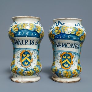 Een paar Italiaanse majolica albarelli met familiewapen, Deruta, gedat. 1562 — foto 1
