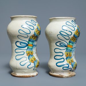 Een paar Italiaanse majolica albarelli met familiewapen, Deruta, gedat. 1562 — foto 2