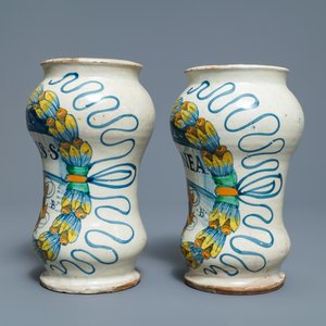 Een paar Italiaanse majolica albarelli met familiewapen, Deruta, gedat. 1562 — foto 4