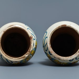Een paar Italiaanse majolica albarelli met familiewapen, Deruta, gedat. 1562 — foto 5