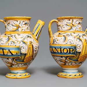 Een paar Italiaanse majolica siroopkannen met wapens, Deruta of Umbrië, 17e eeuw — foto 4