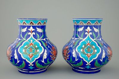 Een paar Iznik-stijl vazen, Theodore Deck, 1875-1880