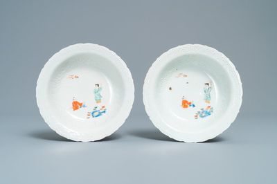 Een paar Japanse Arita Kakiemon-stijl kommen met jongens, Edo, 18/19e eeuw