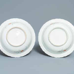 Een paar Japanse Arita Kakiemon-stijl kommen met jongens, Edo, 18/19e eeuw — foto 2