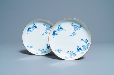 Een paar Japanse blauw-witte Arita borden met herten in Kakiemon-stijl, Edo, 17/18e eeuw