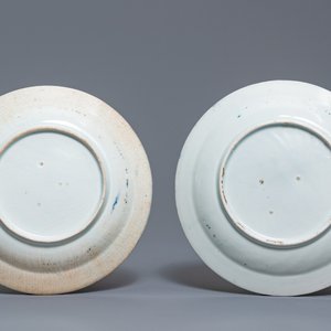 Een paar Japanse blauw-witte Arita borden met 'VOC' monogram, Edo, 17e eeuw — foto 2