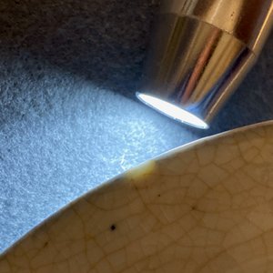 Een paar Japanse blauw-witte Arita borden met 'VOC' monogram, Edo, 17e eeuw — foto 4