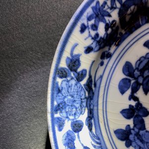 Een paar Japanse blauw-witte Arita borden met 'VOC' monogram, Edo, 17e eeuw — foto 5