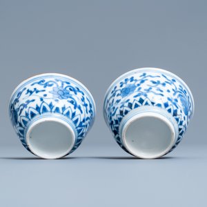 Een paar Japanse blauw-witte Arita kommen en een paar celadon 'herten' schotels, Edo, 18/19e eeuw — foto 8